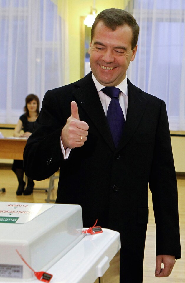 President Dmitri Medvedev brengt zijn stem uit.