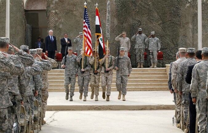 De Amerikaanse defensieminister Leon Panetta woonde midden december in Bagdad een overdrachtsceremonie bij.