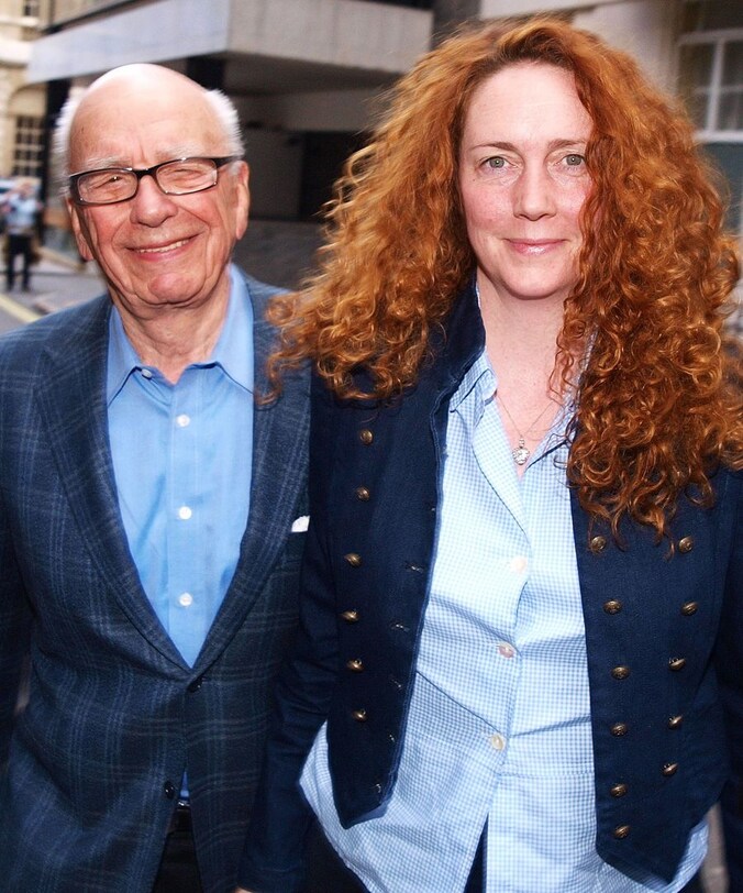 Rebekah Brooks en Rupert Murdoch verschenen vorige zomer voor een Britse onderzoekscommissie.