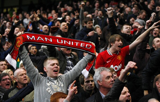 Manchester United won met 2-3 de bewogen derby bij City.