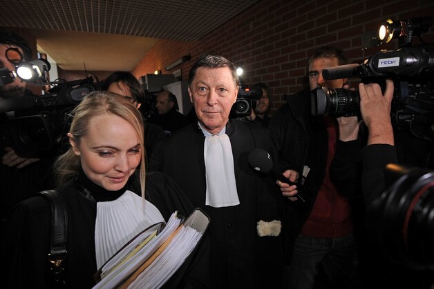 Advocaten Virginie Cottyn en Jef Vermassen, die dokter Gyselbrecht verdedigen, banen zich een weg door de cameraploegen.