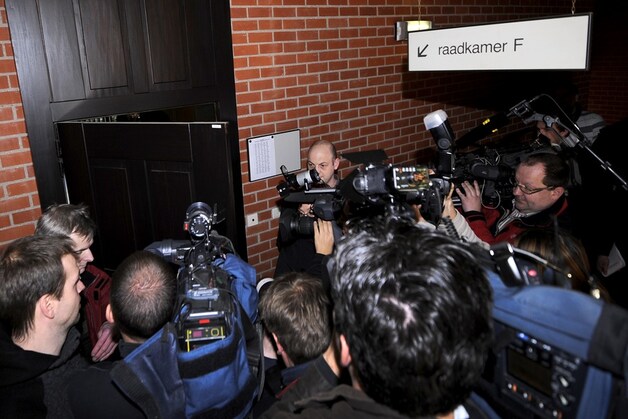 Cameralui filmen hoe de advocaten van de 3 verdachten de raadkamer binnenwandelen. De zitting zelf verloopt zoals steeds achter gesloten deuren.