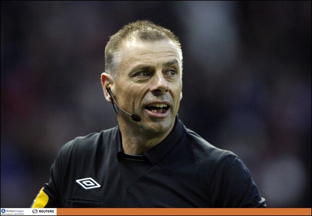 De ervaren ref Mark Halsey had de kopstoot niet gezien, maar de FA bekijkt vandaag samen met hem de tv-beelden.