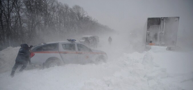 De sneeuw veroorzaakt enorm veel verkeersellende.