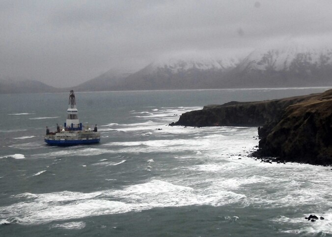 De Kulluk, een boorschip van Shell, strandde voor de kust van Alaska.