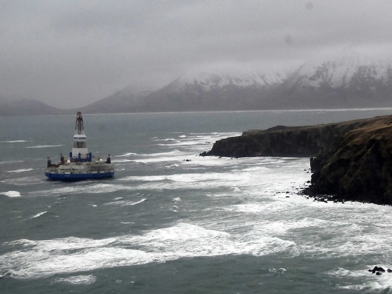 De Kulluk, een boorschip van Shell, strandde voor de kust van Alaska.