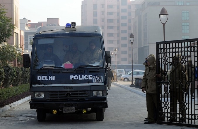 De politie in India begeleidt transport van de daders naar de gevangenis in New Delhi.