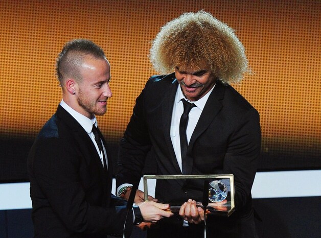 Carlos Valderrama (r) overhandigt Stoch zijn trofee