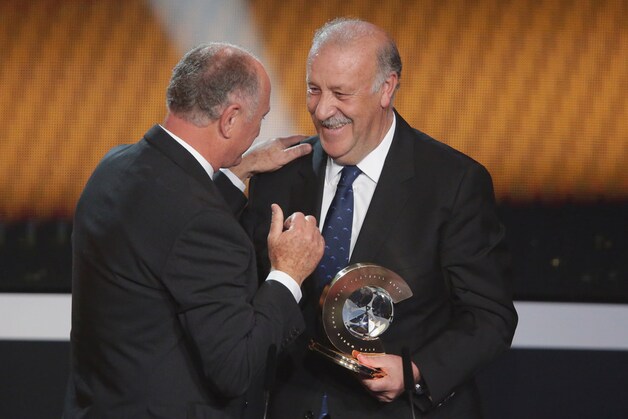 Vicente Del Boque krijgt de trofee uit handen van Felipe Scolari