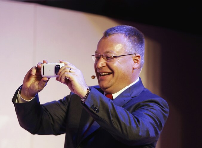 Nokia-topman Stephen Elop met de PureView 808.