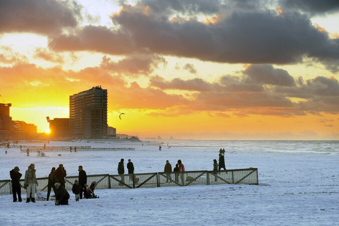 Het strand van Oostende oogt fraai onder een dikke laag sneeuw.