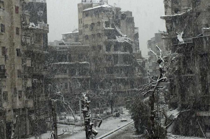 Verwoeste gebouwen in de momenteel besneeuwde Syrische stad Homs.