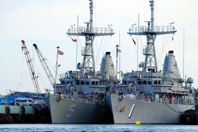 Links op deze foto ligt de USS Guardian.
