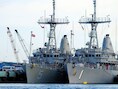 Links op deze foto ligt de USS Guardian.