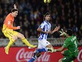 Messi kwam met deze poging dicht bij 0-3, maar de paal was zijn deel.