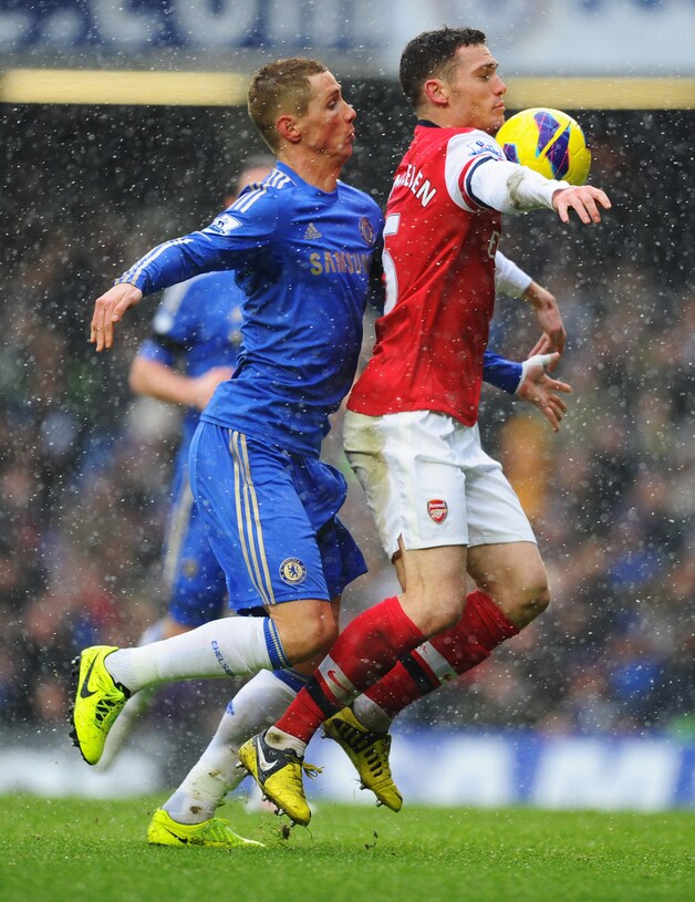 Thomas Vermaelen houdt Fernando Torres af.