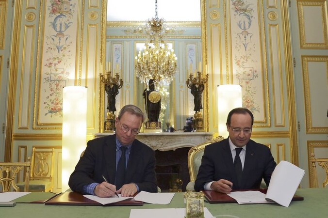 François Hollande had eerder gedreigd om een wet uit te vaardigen om Google te verplichten een deel van zijn omzet af te staan.