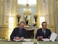 François Hollande had eerder gedreigd om een wet uit te vaardigen om Google te verplichten een deel van zijn omzet af te staan.