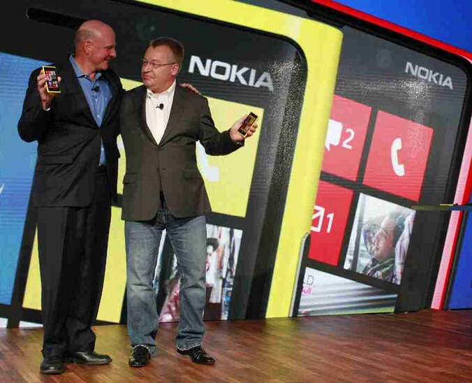 Microsoft-ceo Steve Ballmer en Nokia-ceo Stephen Elop op een Windows Phone 8-evenement.