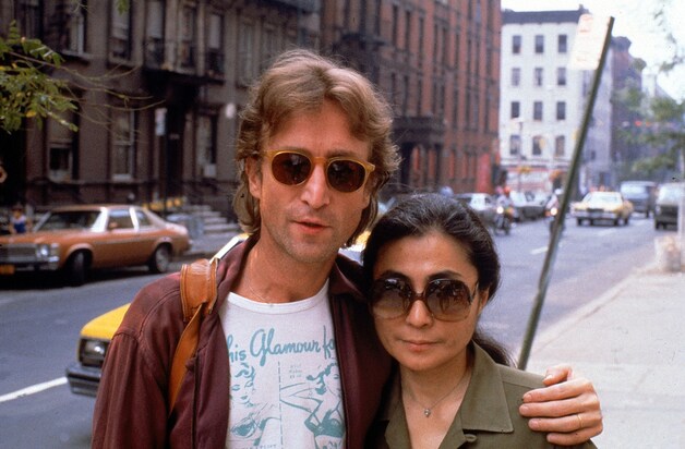 John Lennon en Yoko Ono in New York. Vandaag is Yoko tachtig geworden.