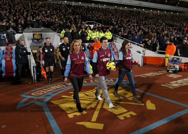 De kleinkinderen van Bobby Moore kwamen het veld op.