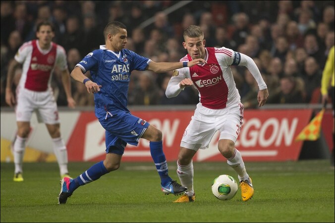 Toby Alderweireld (rechts) ging met Ajax zwaar onderuit tegen AZ.