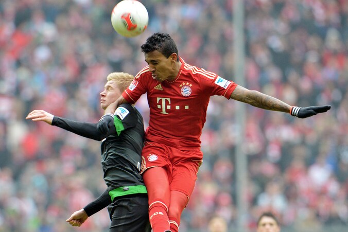 De Bruyne in duel met Luiz Gustavo van Bayern München.