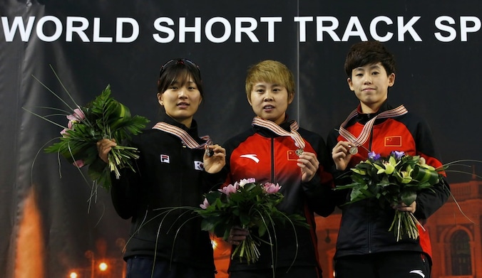 Het podium bij ve vrouwen: Park Seung-Hi (3de), Meng Wang (1ste), Kexin Fan (2de).