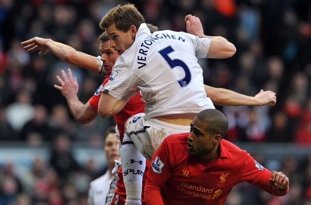 Vertonghen veert hoger op dan Carragher en Johnson om in te koppen.