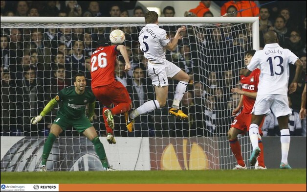 Op slag van rusten kopt Vertonghen een voorzet van Bale binnen.