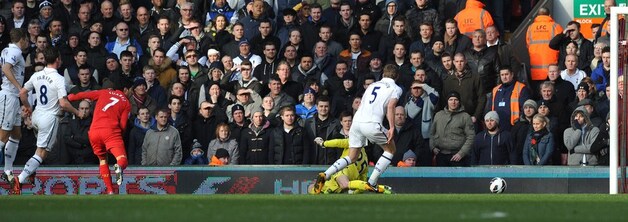 Suarez tikt de opener voorbij Lloris.