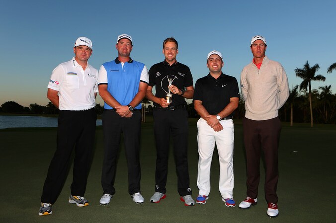 Het Europese team met uiterst rechts Colsaerts poseert met de Laureus-trofee