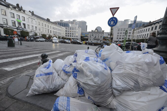 Brusselse vuilniszakken met het Europees Parlement op de achtergrond.
