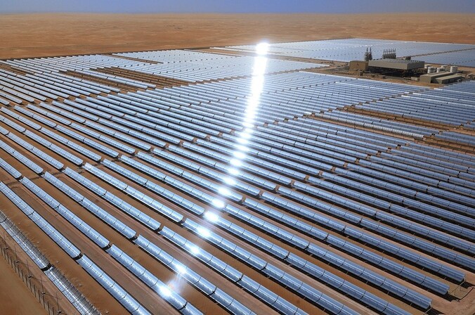 Een zonnecelcentrale in Abu Dhabi.