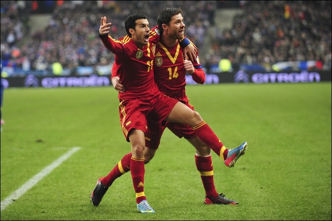 Pedro (links) viert zijn treffer met Xabi Alonso.