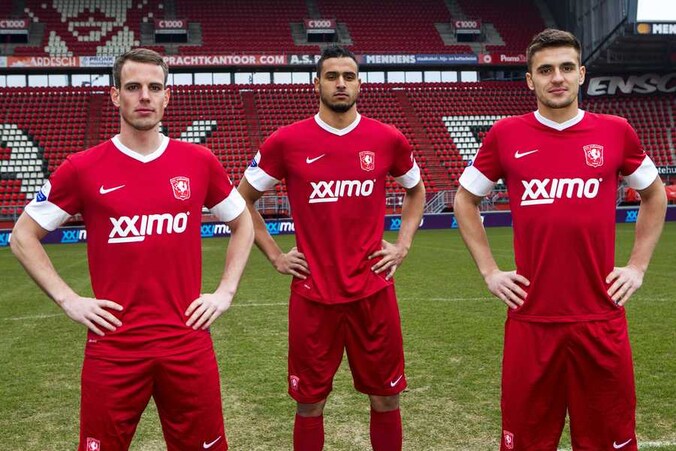 Chadli (centraal) bij de voorstelling van de nieuwe shirtsponsor.