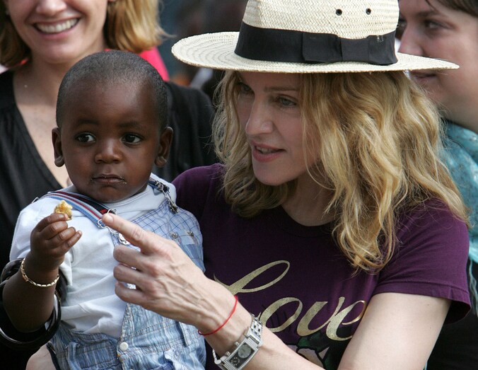 Madonna en haar adoptiezoontje David in 2007.