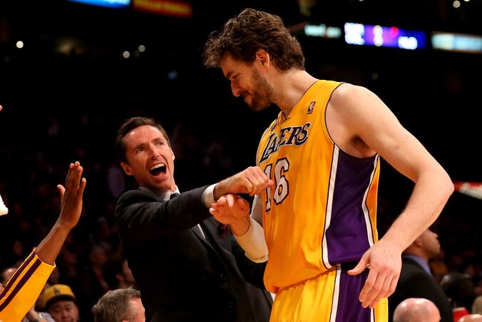 Steve Nash (links) heeft lol met ploeggenoot Pau Gasol.