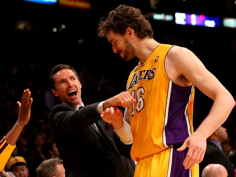 Steve Nash (links) heeft lol met ploeggenoot Pau Gasol.