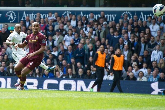 Kompany kan Defoe niet van de 2-1 houden.
