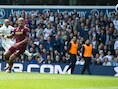 Kompany kan Defoe niet van de 2-1 houden.