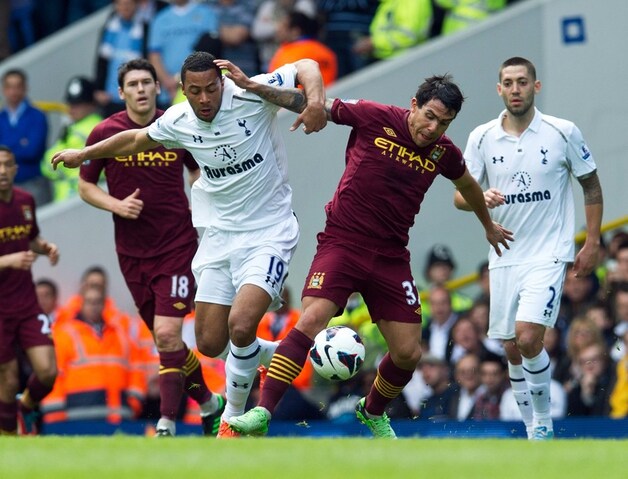 Dembélé in duel met Tevez.