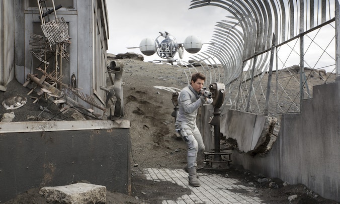 Tom Cruise in een scène uit Oblivion.