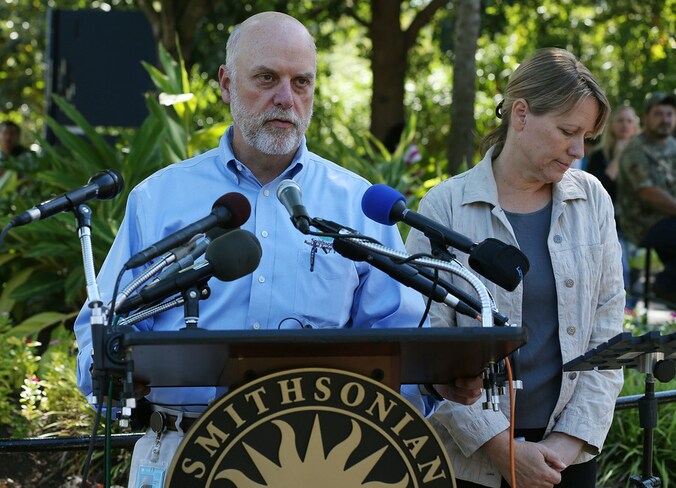 Zoodirecteur Dennis W. Kelly en hoofddierenarts Suzan Murray.