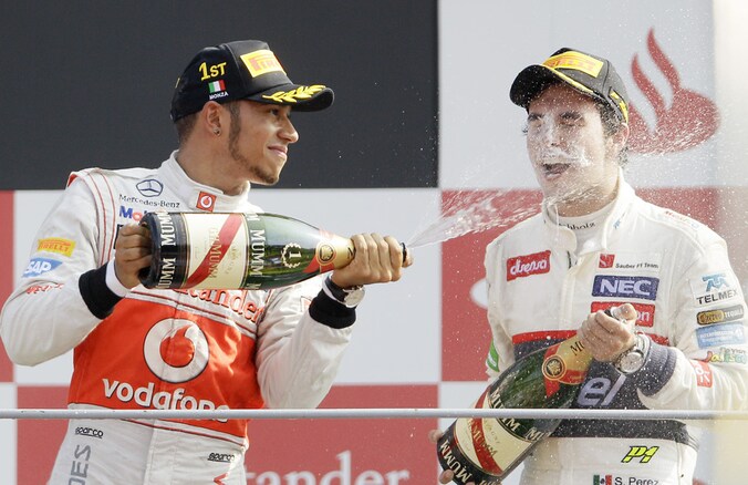 Lewis Hamilton verlaat McLaren, Sergio Perez (rechts) komt hem vervangen.