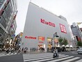 Onde rmeer deze Japanse winkelketen Uniqlo moest 60 winkels sluiten in China.