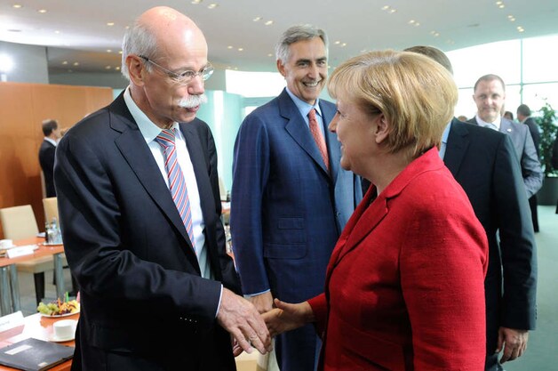 Dieter Zetsche naast Angela Merkel.