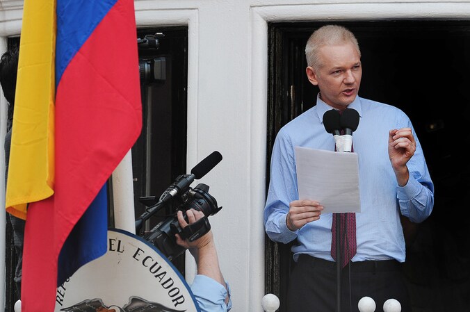 Julian Assange tijdens een toespraak op het balkon van de Ecuadoraanse ambassade te Londen.