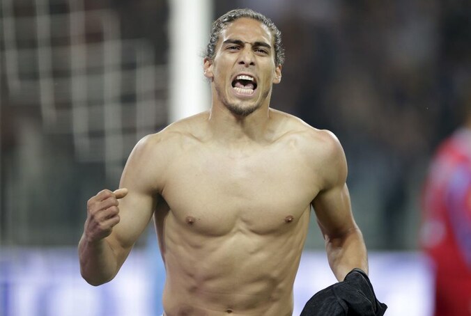 Caceres en Pogba loodsten Juventus in de slotfase voorbij Napoli.