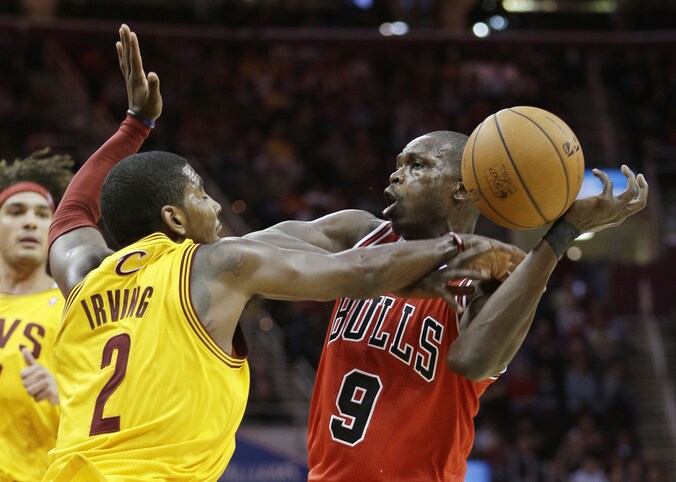 Man van de wedstrijd Luol Deng, hier aan het werk tegen Cleveland.